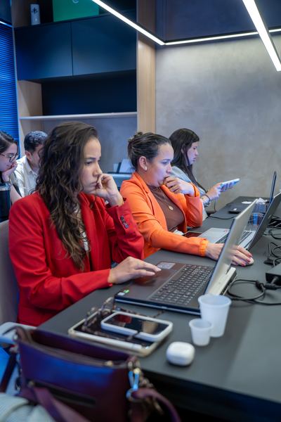 Empresárias trabalhando com IA — 2ª edição